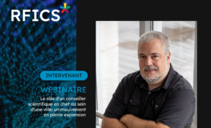 Webinaire organisé par RFICS. Sujet : rôle d’un conseiller scientifique en chef au sein d’une ville. Photo de l’intervenant assis.